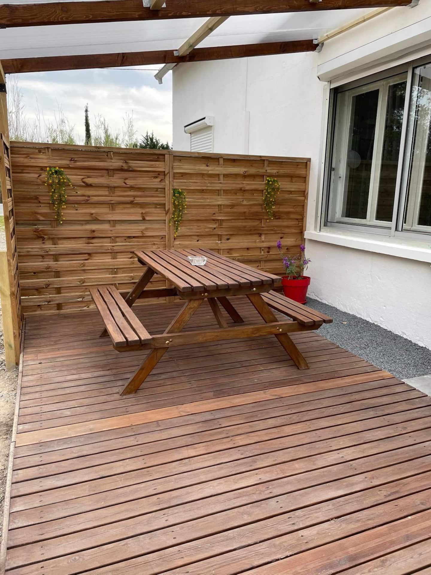 Coin terrasse extérieur avec table en bois